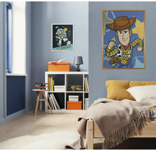 Kinderkamer met bed, rek en muurschilderingen met Toy Story-motieven.