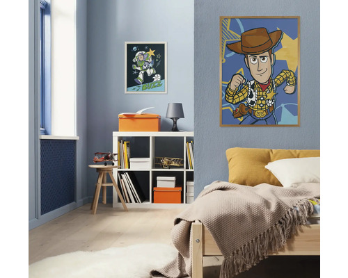 Kinderkamer met bed, rek en muurschilderingen met Toy Story-motieven.