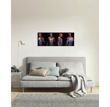Woonkamer met bank en muurschildering van Spider-Man