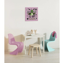 Kinderkamer met tafel, stoelen en een canvas met een dinosaurusmotief