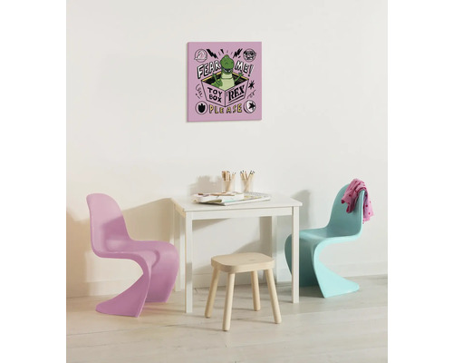 Kinderkamer met tafel, stoelen en een canvas met een dinosaurusmotief