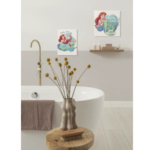 Badkamerscène met bad, kruk met bloemenvaas en twee muurschilderingen met Ariël de kleine zeemeermin