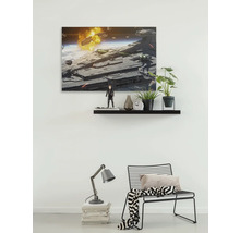 Decoratief canvas met Star Wars ruimteschipmotief boven plank met decoraties en stoel met lamp