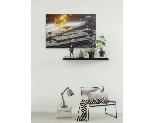 Decoratief canvas met Star Wars ruimteschipmotief boven plank met decoraties en stoel met lamp