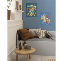 Kinderkamer met bed, kussens, tafel en wanddecoratie