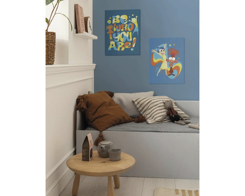 Kinderkamer met bed, kussens, tafel en wanddecoratie