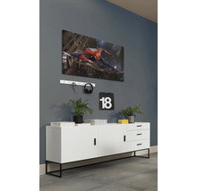 Woonkamerscène met een dressoir, een muurschildering, een wandrek en decoratieve elementen.