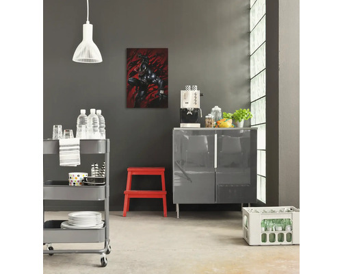 Woonkamer met muurdecoratie, keukentrolley, keukenkast en opstapje