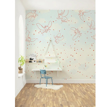 Kinderkamer met Dumbo behang, bureau en stoel.