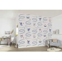 Lichte kamer met wandbekleding met Stitch-figuren en abstracte vormen
