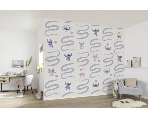 Lichte kamer met wandbekleding met Stitch-figuren en abstracte vormen