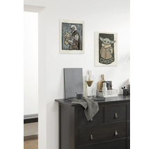 Wanddecoratie met motieven uit de serie The Mandalorian boven een commode