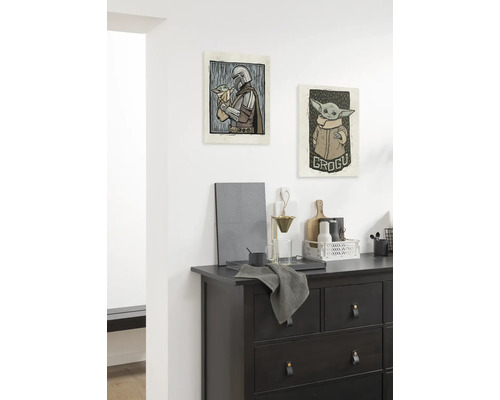 Wanddecoratie met motieven uit de serie The Mandalorian boven een commode