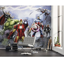 Wand met Avengers-motiefbehang in een woonkamer met stoel en staande lamp.