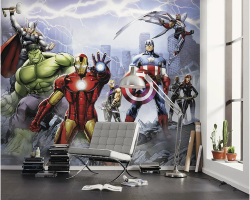 Wand met Avengers-motiefbehang in een woonkamer met stoel en staande lamp.