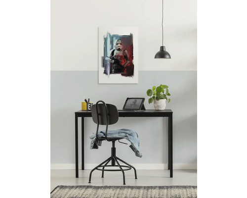 Schilderij van een soldaat aan een muur boven een bureau