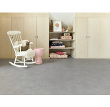 Kinderkamer met planken, kast en schommelstoel