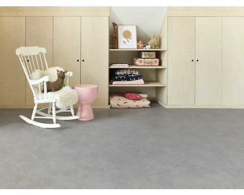 Kinderkamer met planken, kast en schommelstoel