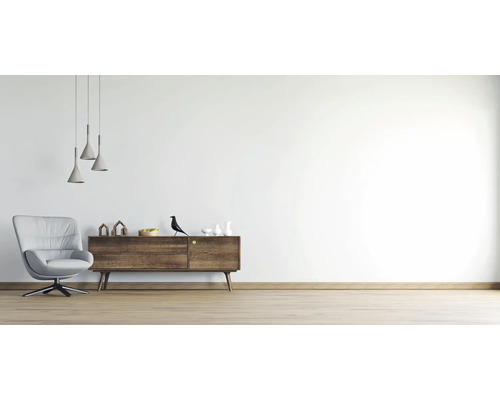 Woonkamer met fauteuil, dressoir en hanglampen