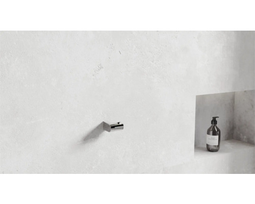 Scene met handdoekhaak en zeepdispenser in de badkamer