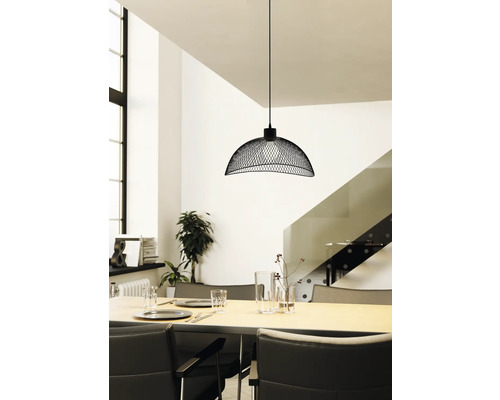 Hanglamp van metalen gaas boven een eettafel in een lichte ruimte.