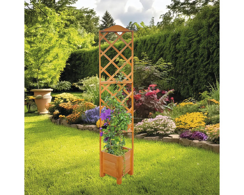 Houten klimrek met plantenbak in de tuin