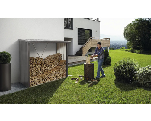 Houtopslag in de tuin met man die hout hakt