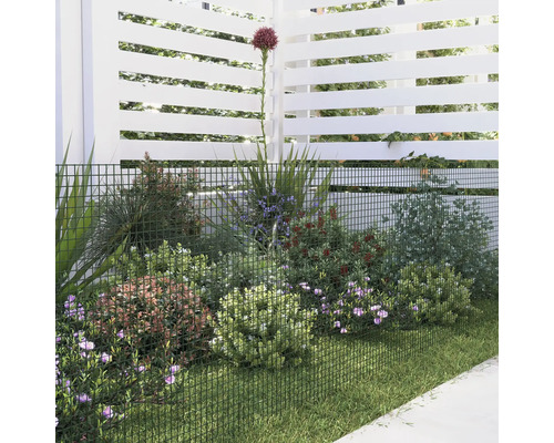 Tuinscène met hek, beplanting en gazon