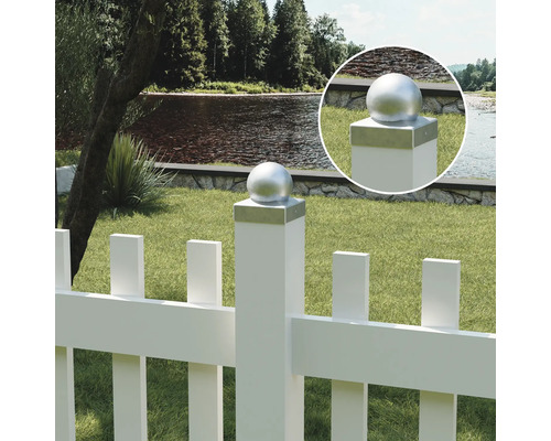 Tuinhek met hekpalen en bolvormige bovenkant voor rivierlandschap