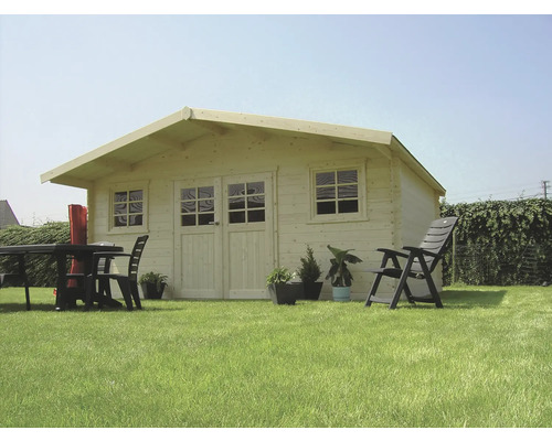 Houten tuinhuis met ramen en dubbele deur, plus tuinmeubelen op een gazon