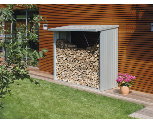 Met brandhout gevulde metalen houtopslag in de tuin