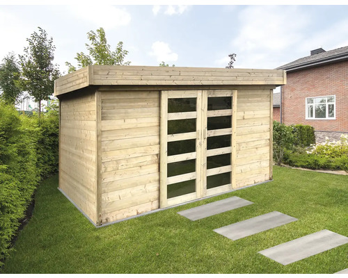 Houten tuinhuis met schuifdeuren en plat dak in de tuin