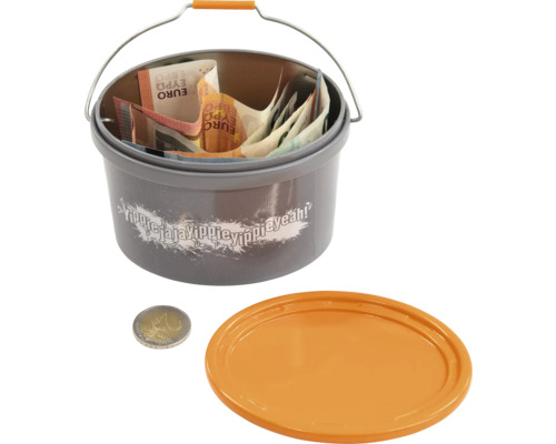 Grijze emmer gevuld met eurobiljetten en een euromunt, daarnaast ligt een emmerdeksel