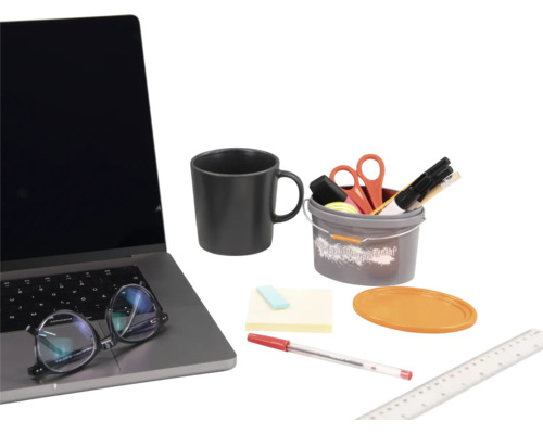 Scene met een laptop, een beker, een emmer met kantoorbenodigdheden, plakbriefjes, een pen en een liniaal.