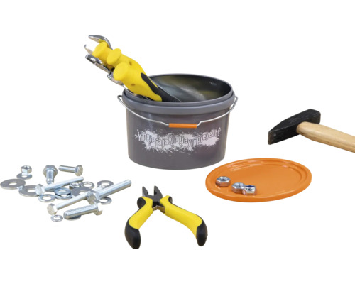 Gereedschapsemmers met moersleutel, hamer, tang, schroeven en moeren