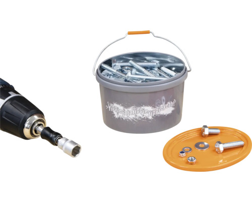 Accuboormachine, schroeven en moeren in een emmer en op een plank