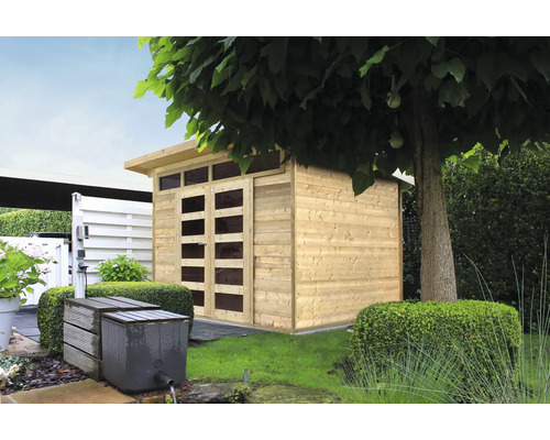 Houten tuinhuis met ramen en dubbele deur in de tuin