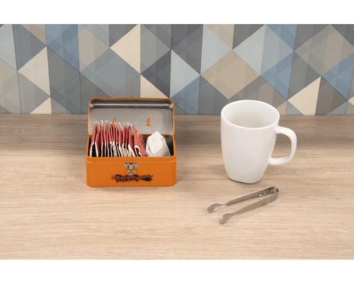 Metalen theedoos met theezakjes, kop en suikertang