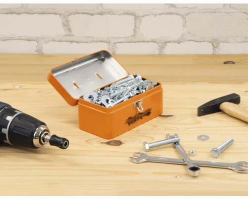 Werkbank met gereedschapskist, schroeven, moeren, hamer, moersleutels en boormachine