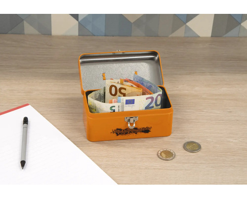 Geopende oranje metalen box met eurobiljetten, munten, pen en notitieblok op een tafel.