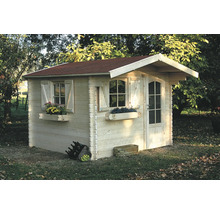Houten tuinhuis met luiken en bloemdecoraties