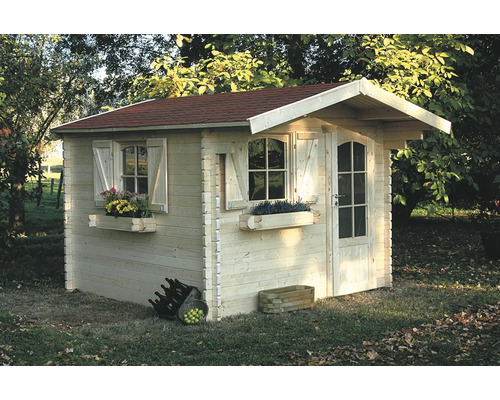 Houten tuinhuis met luiken en bloemdecoraties