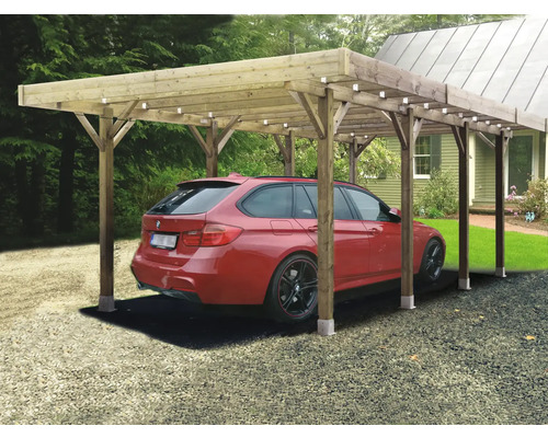 Houten carport met rode stationwagon eronder