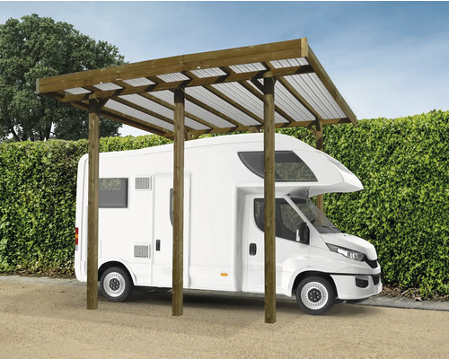 Houten carport met camper als schuilplaats