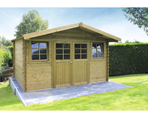 Houten tuinhuis met ramen en dubbele deur op straatstenen in de tuin