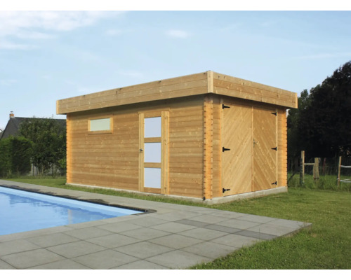 Houten tuinhuis met deur, ramen en dubbele deur naast een zwembad