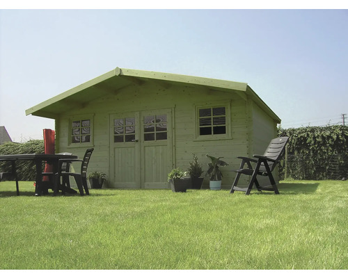 Houten tuinhuis met ramen, deur, tafel en stoelen op gazon