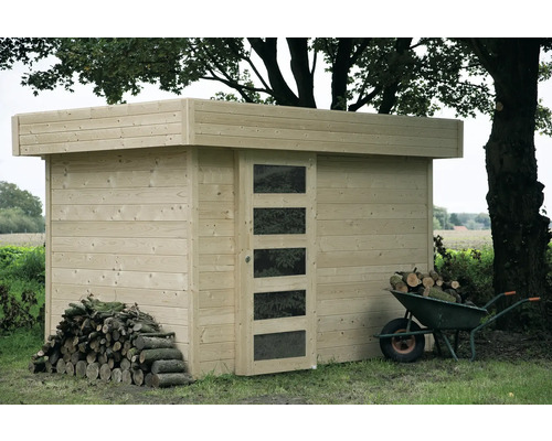 Houten tuinhuis met deur, kruiwagen en stapel hout in de tuin