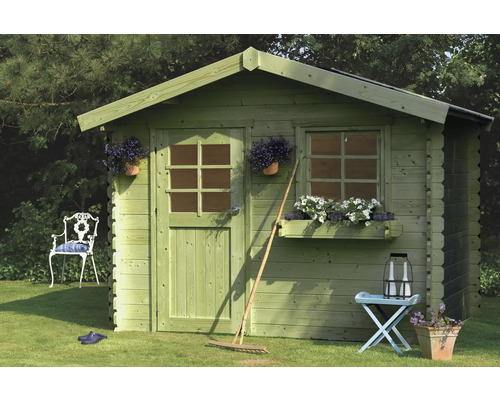 Houten tuinhuis met raam en deur, gedecoreerd met bloembakken en tuingereedschap