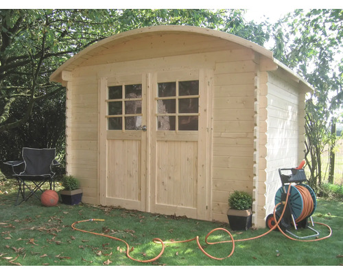 Houten tuinhuis met dubbele deur en ramen in de tuin